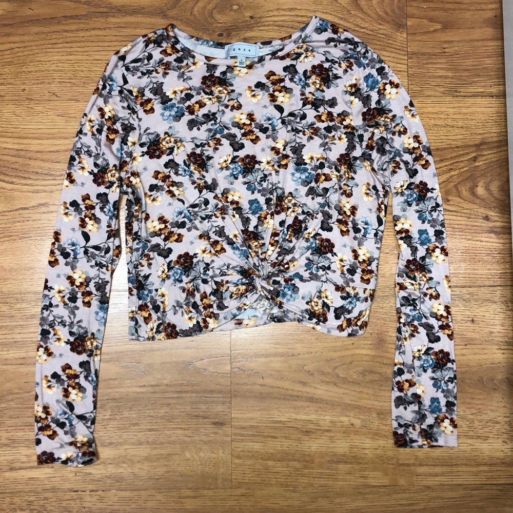 Long sleeve floral knotted shirt